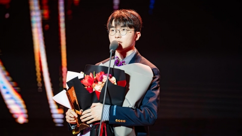 T1 'Faker' Lee Sang-hyuk, 'Player of the Year' for the second consecutive year...to win three LCK Awards.