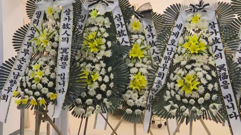 The scene in the waiting room on the third day of the accident... "Preparation of memorial altar in the airport."