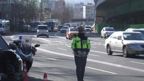 The day after the arrest warrant for President Yoon was issued...At this time, in front of Hannam-dong's official residence.