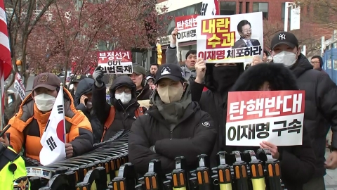 The day after the arrest warrant for President Yoon was issued...a confrontation between the pros and cons in front of the official residence