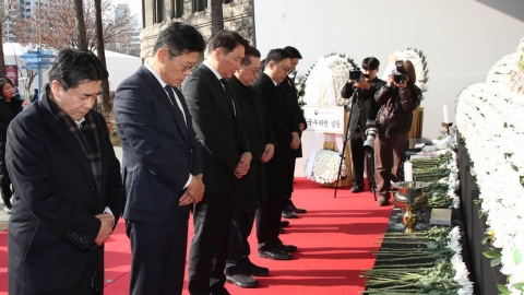 Chey Tae-won, chairman of the Korean Chamber of Commerce and Industry, condolences to the memorial altar for the victims of the Jeju Air plane accident.