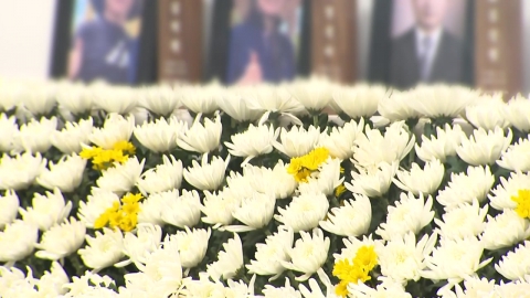 Long waiting line at the memorial altar over 500m...Visiting the bereaved families of Ferry Sewol