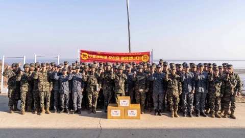 Marine commander checks the readiness of the Udo Guard on the front lines of the West Sea