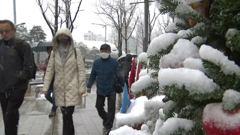 새해 첫 출근 \'차분한 발걸음\'…내일 다시 한파 온다