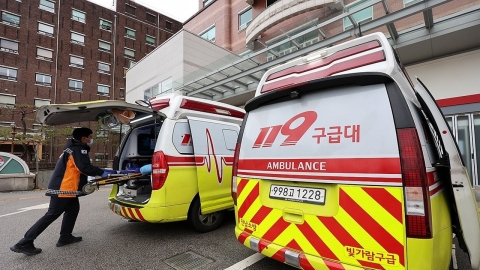 Teenager Leaning on screens and Falling from 6th floor...A new year's "miracle" has happened. 