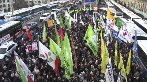 A large crowd of supporters in front of the residence...3,000 police officers to control.