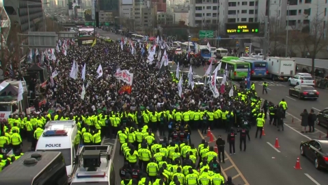 탄핵 찬성 집회 참가자, 한남대로 전 차선 점거