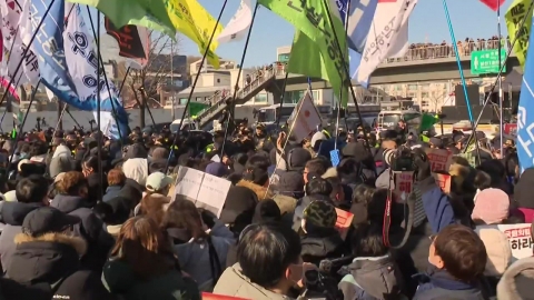 The tension in the presidential residence...Occupy a tramway for an arrest rally