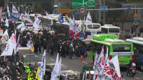 "A rally for impeachment." Crowds...Two-way traffic control on Han River Boulevard