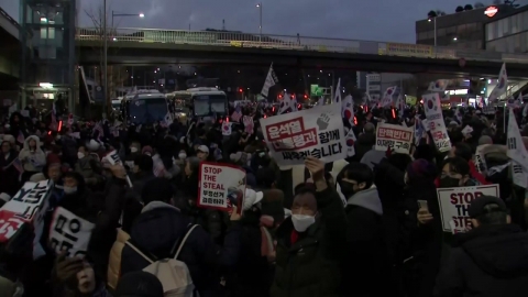 The rally in front of Yoon's residence for impeachment continued...tension over the possibility of a collision