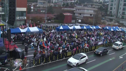 Pro-impeachment rally amid tension...At this time, in front of the official residence.