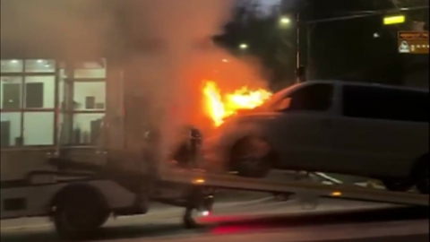 The fire of a van loaded with a locker car in Sinjeong-dong, Seoul... "The engine room fire."