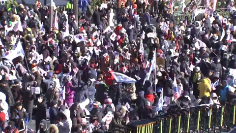 A rally in front of the official residence... Even the "white bone team" appeared.