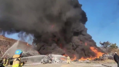 The fire of the old tires at the Sacheon yard...Fire authorities are extinguishing.