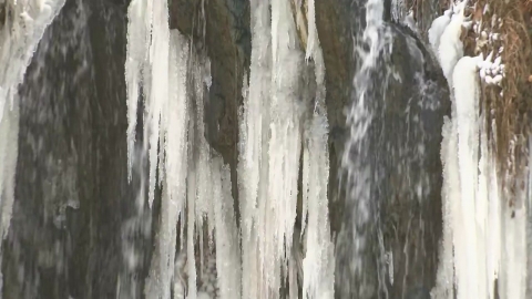 [Weather] Cold wave has been going on for two days...Downtown waterfall in extreme cold weather 'Kkongkong'