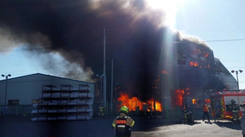 Gimhae Wood Factory Fire...Turn it off in seven hours for the risk of collapse.