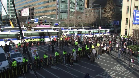 Downtown divided by pro-impeachment and anti-impeachment rally...a heightened tension