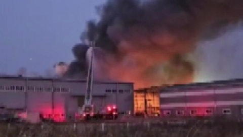 A plastic manufacturing plant in Boeun Industrial Complex, Chungcheongbuk-do...Catching a big fire.