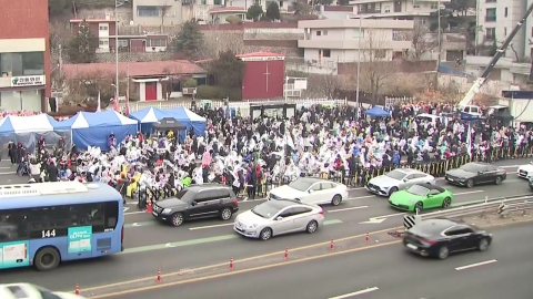 The possibility of the execution of the arrest warrant continued the rally...At this time, in front of the official residence.