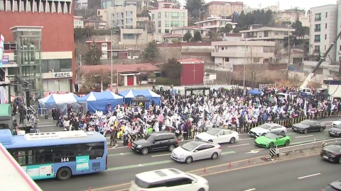 Even in bad weather, the rally continued...At this time, in front of the official residence.