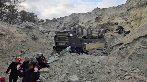 Dump truck down 15m...a serious driver in his 60s