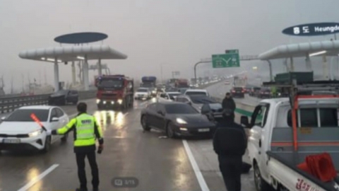 43 series of crashes on Seoul Munsan Expressway...I bought icy roads everywhere.