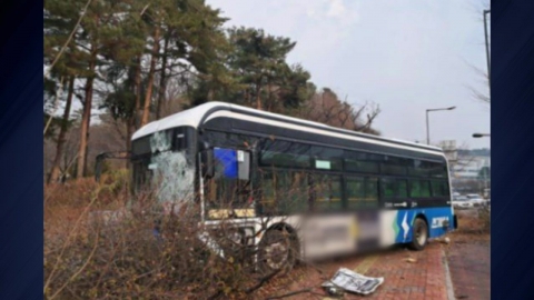 Suwon city bus in Gyeonggi Province rushed to the sidewalk..."Sleepy driving estimation".