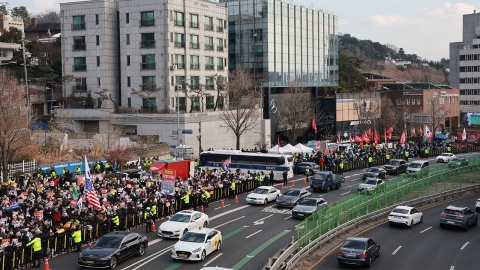 [Breaking News] Supporters lie on the road in front of Hannam-dong residence and protest