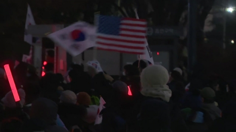 A rally in support of "Free the President"...At this time, Seoul Detention Center