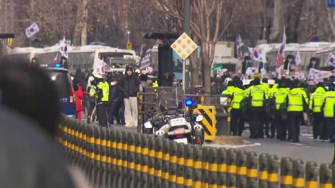  윤 대통령 지지자들, 서부지법 앞 도로 가로막아