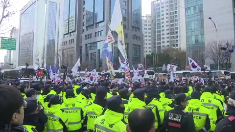 [Breaking News] President Yoon's supporters flock to the main gate of the Western District Court...an order to disperse the police