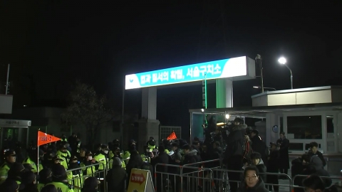 President Yoon has been waiting for six hours at the detention center...Continuing the rally.