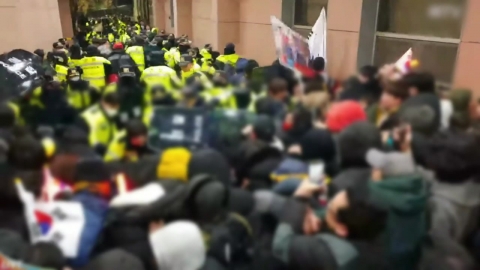 The court protesters stormed into President Yoon's arrest..."The window is broken".