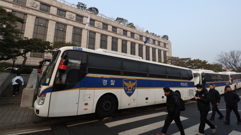 [Breaking News] Police begin to control entry to the public in front of the Constitutional Court...request for detour