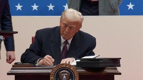 Trump's on-stage executive order signing show... 'Clear Biden' speed battle