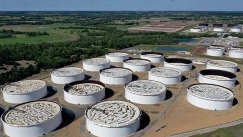 뉴욕 유가, 미국 원유 재고 급증하면서 2.3% 하락