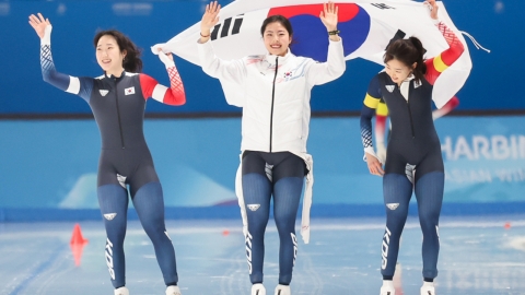  빙속 김민선·이나현, 팀 스프린트 우승...2관왕 합창