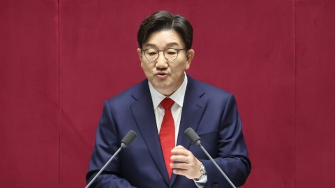 대표연설서 이재명 '우클릭' 정면 비판한 권성동..."성조기 무늬 입은 카멜레온"