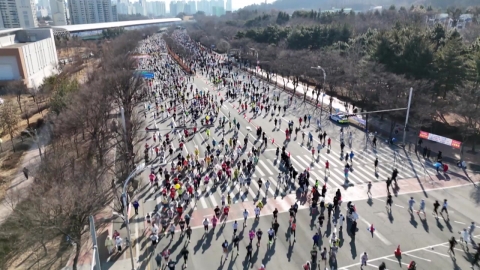 추위 뚫고 4만 명 달렸다…역대 최대규모 대구마라톤 개최