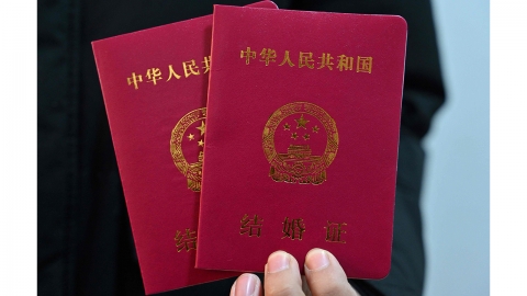 '이혼 기념 촬영' 유행...결혼 줄고 이혼 느는 중국 진풍경