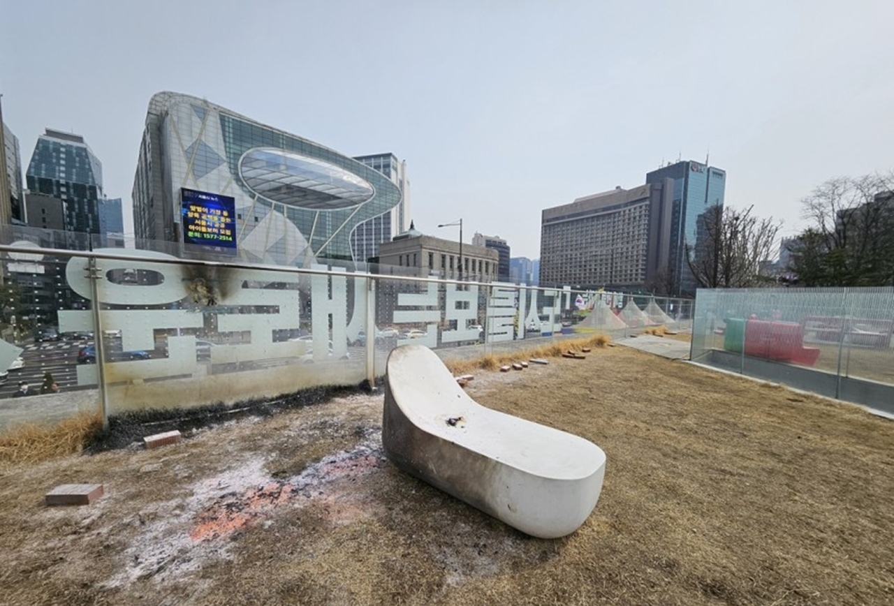 尹 대통령 지지자, 서울도시건축박물관 옥상서 분신 시도