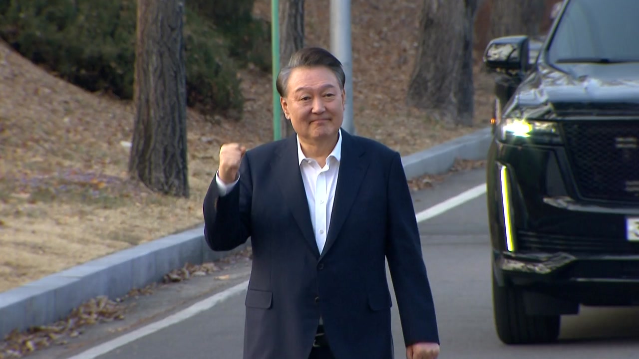 [현장영상+] 윤석열 대통령, 체포 52일 만에 석방...지지자 향해 주먹 '불끈'