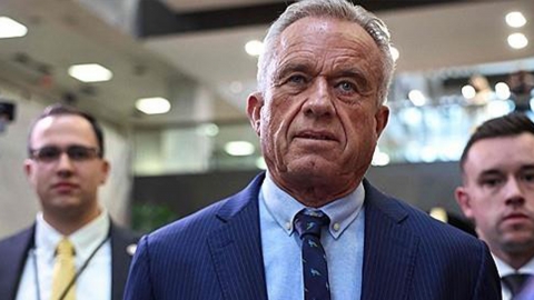 "잘 못 먹어서 홍역"...미국 보건복지부 장관의 '돌팔이 행보'?