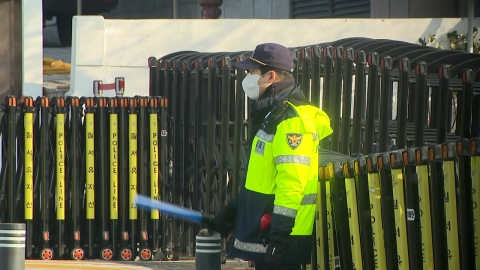 윤, 공개 행보 없이 나흘째 관저…이 시각 한남동