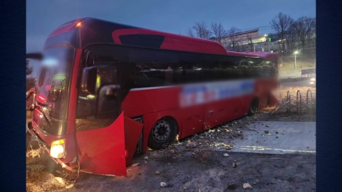 원주 통근버스 도로 경계석 들이받아...35명 다쳐