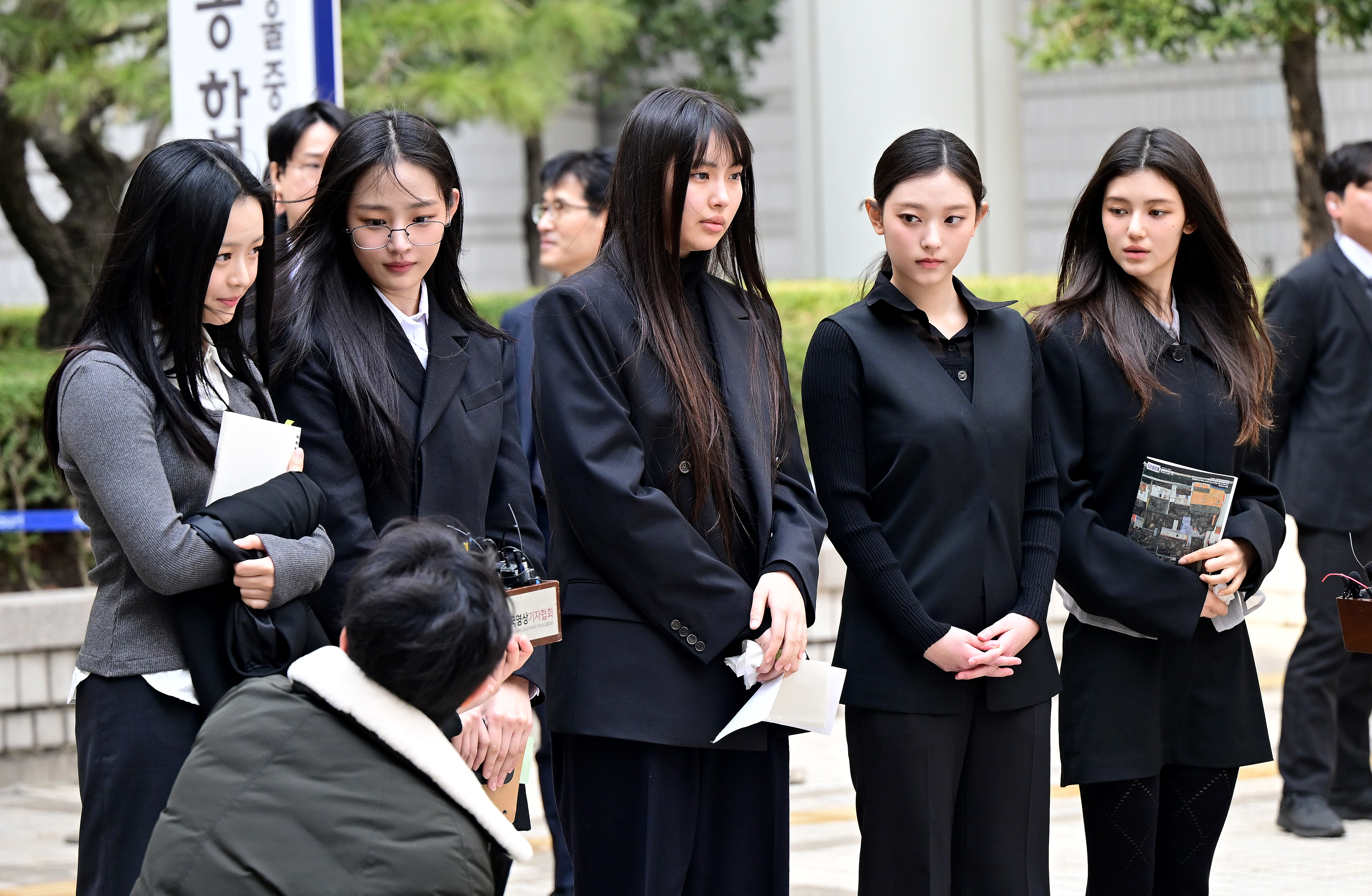 [Y이슈] 뉴진스, ‘NJZ’로 강행한 공연…결국 활동 중단 선언