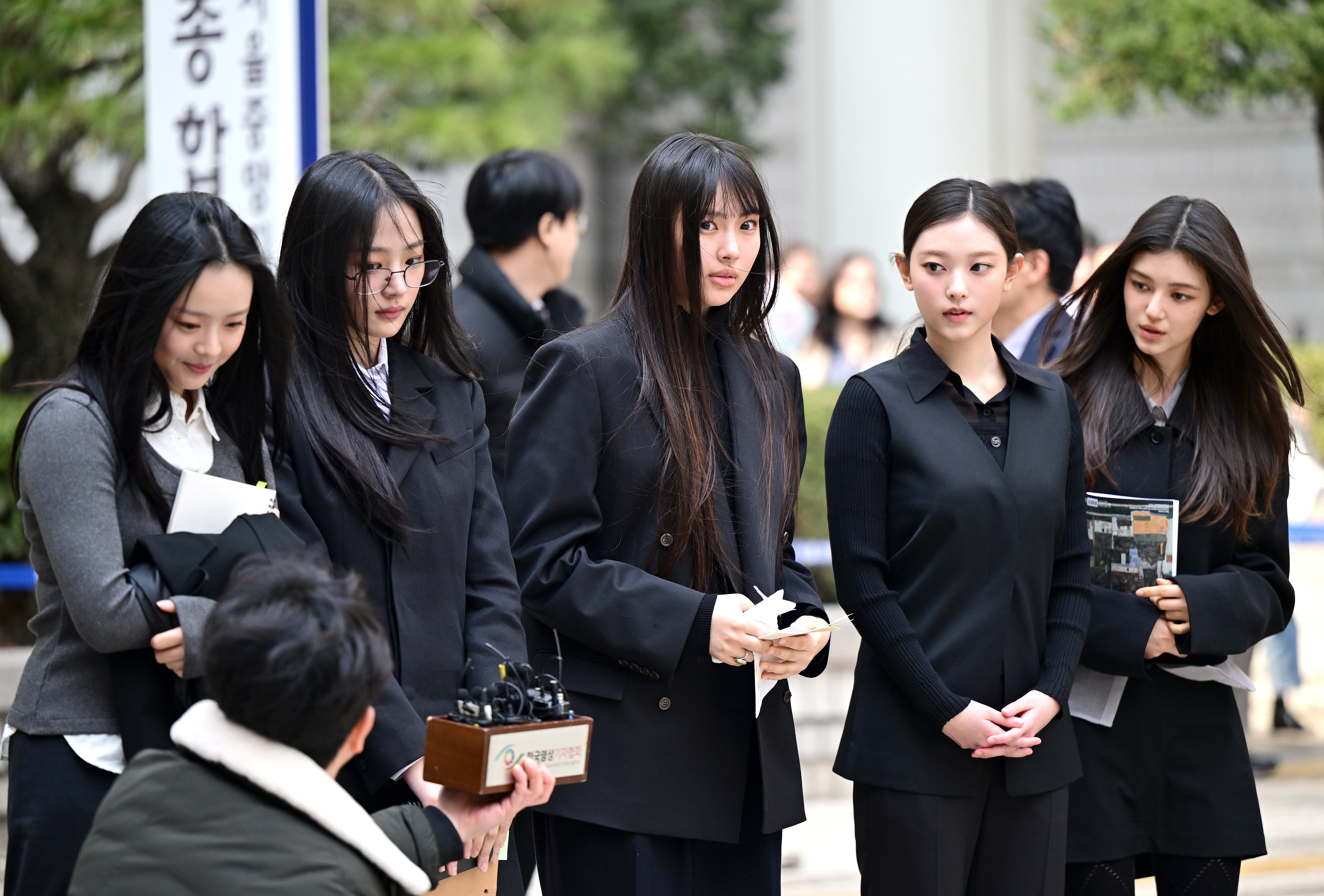 [Y초점] 뉴진스, '혁명가'와  '법꾸라지'는 한 끗 차이