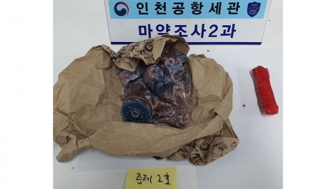 양초 위장 '좀비 마약' 메페드론 적발..."흥분하면 물어뜯는 이상행동"