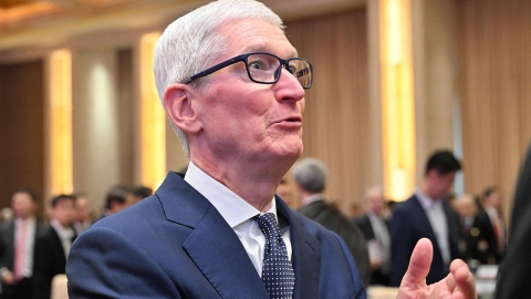 "팀 쿡, 트럼프 관세 폭풍 속 애플 구해...조용히 물밑 작업"