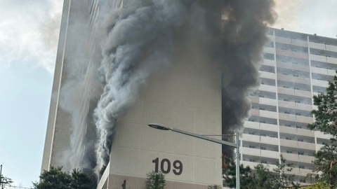  서울 관악구 봉천동 아파트에서 큰불...소방 "1명 숨진 채 발견...2명 추락해 크게 다쳐"